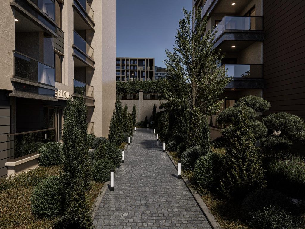 Akşam aydınlatmalı, peyzajlı yürüyüş yolu
